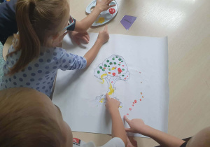 Dzieci z grupy „Motylki” tworzą obraz z kropek.