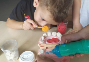 Dzieci z grupy Pszczółki bawią się w stomatologa – borują zęba i sprawdzają lusterkiem dentystycznym czy zęby nie mają próchnicy.