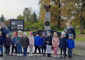 Dzieci wraz z Paniami z grupy Żabki pozują do zdjęcia.