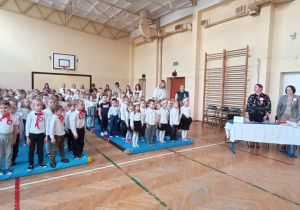 Wszyscy uczestnicy konkursu stoją na baczność i śpiewają hymn Polski.