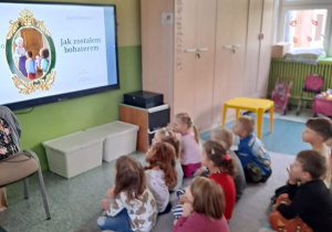 Dzieci z grupy Motylki oglądają opowiadanie pt. „Jak zostałem bohaterem".