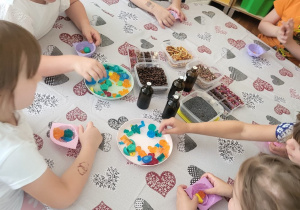 Dzieci z grupy Smerfy wykonują mydełka, które podarują w prezencie swoim rodzicom.