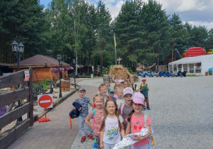 Słoneczka po wspaniałych przygodach w Ranczo Zagata, szczęśliwe wracają do przedszkola.