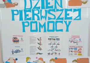 Tablica z napisem Dzień Pierwszej Pomocy oraz ilustracjami związanymi z tematyką.