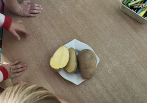 Przedszkolaki poznają ziemniaki w całości oraz przekroju