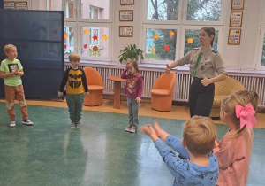 Harcerka prowadzi zabawy dzieci skroją w kole i powtarzają ruchy.