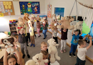 Fotografia dzieci podczas zabawy „Z jakiej bajki pochodzi ten miś”