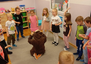 Dzieci z grupy Odkrywcy uczestniczą w zabawie ruchowej „Stary Niedźwiedź mocno śpi”.