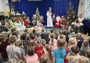 Na scenie pojawia się aniołek