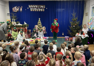 Elf wita wszystkie zgromadzone dzieci na przedstawieniu teatralnym