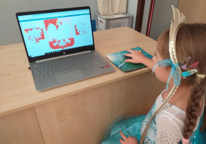 Zdjęcie przedstawia dziecko układające puzzle związane z symbolami narodowymi Polski w programie Puzzlefactory.