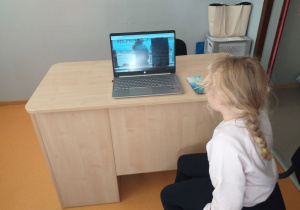 Zdjęcie przedstawia dziecko odbywające wirtualną podróż po świecie za pośrednictwem programu Window Swap.