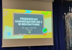 Projektor z prezentacją multimedialną o działaniach naszego przedszkola.
