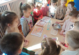 Dzieci z grupy „Słoneczka” przygotowują składniki do wypieku chleba.