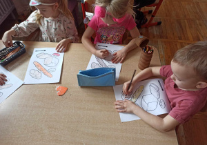 Dzieci z grupy „Słoneczka” na podsumowanie zajęć kolorują obrazek o rodzajach pieczywa.