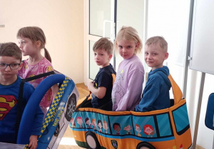 Przedszkolaki z grupy Tropiciel w Autochodzikach.
