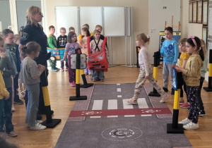Przedszkolaki z grup Smerfy i Odkrywcy poznają zasady bezpiecznego poruszania się w ruchu drogowym.
