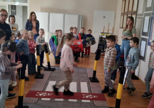 Dzieci z grupy Pszczółki podczas zadania - prawidłowe przejście przez pasy.