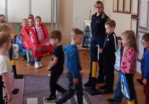 Dzieci ćwiczą w praktyce zasady przechodzenia przez jezdnię.
