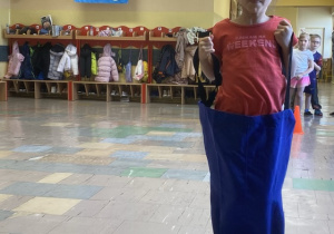 Dziewczynka wykonuje skoki w worku.