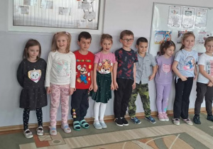 Dzieci stoją w rzędzie i śpiewają piosenkę o Wielkanocy.