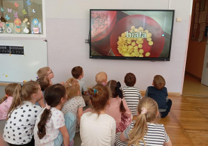 Dzieci z grupy Odkrywcy dowiadują się jak powstaje słodki przysmak.