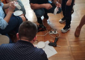 Tutaj mamy i tatusiowie przejęli działanie, gdyż potrzebne było użycie kleju na gorąco.