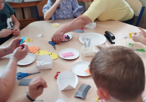 Wszyscy z uwagą starają się wykonać swoje zadania.