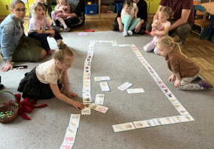 Dziewczynka układa wielkanocne domino.