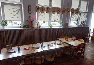 Zdjęcie przedstawia salę przedszkolną przygotowaną do warsztatów wielkanocnych.
