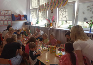Rodzice i dzieci z grupy „Słoneczka” podczas warsztatów wielkanocnych.