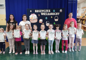 Pamiątkowe zdjęcie dzieci z Panią wicedyrektor oraz organizatorkami konkursu.