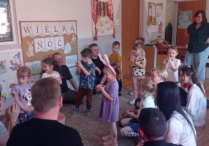 Dzieci podczas zabawy muzyczno – ruchowej.
