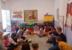 Dzieci podczas wspólnej zabawy z rodzicami.