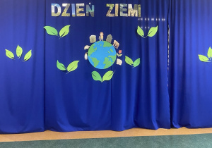 Dekoracja przygotowana na przedstawienie z okazji Dnia Ziemi.