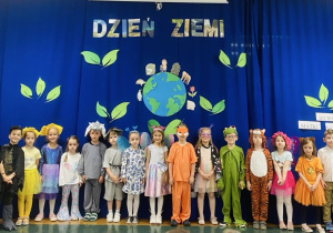 Zdjęcie przedstawia grupę Misie w przygotowanych strojach z okazji przedstawienia.