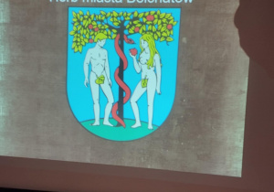 Dzieci uczestniczą w lekcji, teraz już wiedzą jak wygląda herb Bełchatowa.