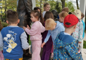W drodze powrotnej zwiedzają rzeźbę dawnych właścicieli tego miejsca.