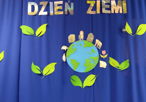 Na zdjęciu widoczna dekoracja z napisem dzień Ziemi.
