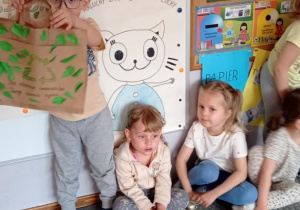 Zdjęcie przedstawia dzieci pozujące do zdjęcia z wykonaną ekologiczną torbą na zakupy.