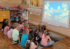 Dzieci z grupy Smerfy oglądają filmik dotyczący czystego powietrza.