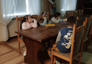 Grupa Odkrywcy uczestniczyła w spotkaniu edukacyjnym, które przybliżyło wszystkim historię Bełchatowa. Dzieci poznały herb, flagę i hejnał.