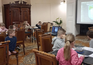 Dzieci z grupy Tropiciele słuchają historii Herbu miasta Bełchatowa.