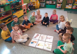 Dzień Czekolady - dzieci słuchają opowiadania nauczyciela o tym, jak powstaje czekolada.