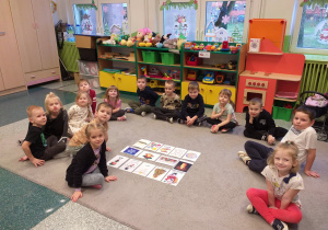 Święta Bożego Narodzenia - dzieci ćwiczą poprawną wymowę w zabawie „Powiedz to poprawnie”.