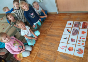 Pierwszy Dzień Jesieni - dzieci ćwiczą poprawną wymowę słów związanych z jesienią.
