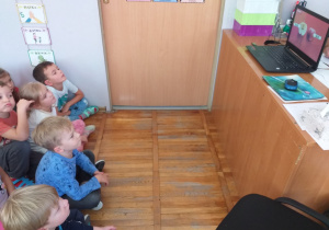 Światowy Dzień Jabłka - dzieci oglądają film edukacyjny „Jak rosną jabłka?”.