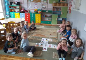 Dzień Babci i Dziadka - dzieci ćwiczą poprawną wymowę słów związanych ze świętem.