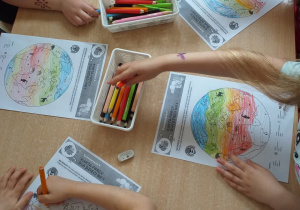 Misja przedszkole. Na tropie zmian klimatycznych. Dzieci z grupy Liski dowiedziały się co to jest klimat, a następnie kolorowały strefy klimatyczne.