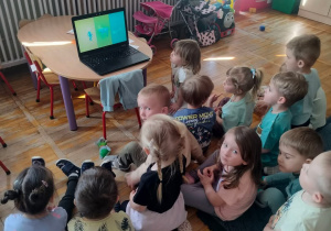 Dzieci z grupy Biedronki oglądają film Kubusiowi Przyjaciele Natury.